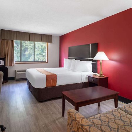 Travelodge By Wyndham Merrill Kültér fotó