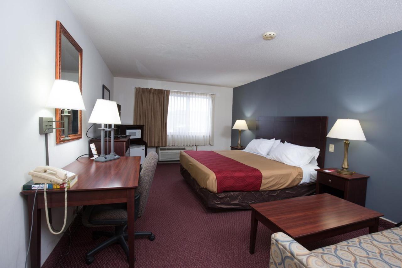 Travelodge By Wyndham Merrill Kültér fotó