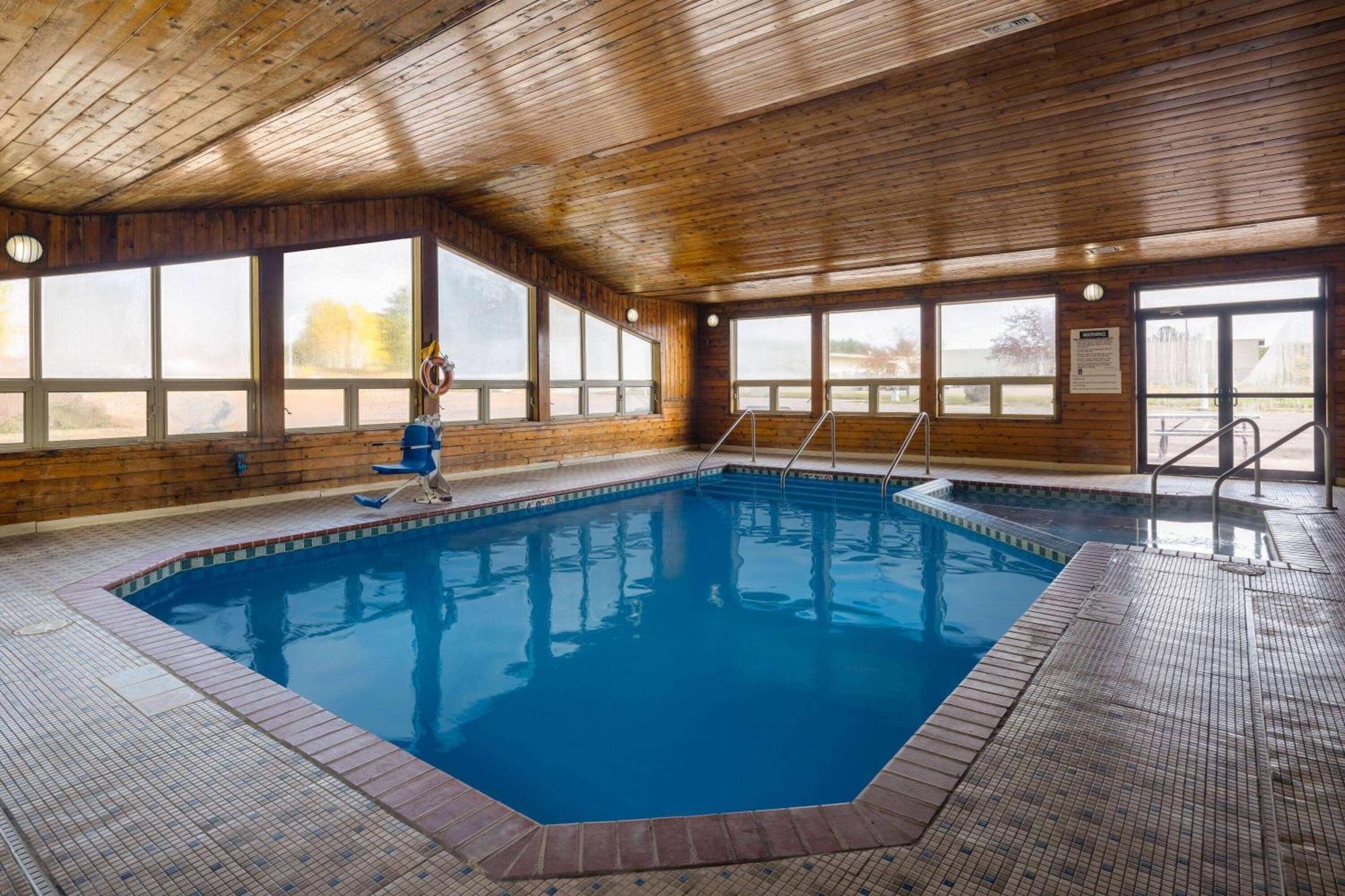 Travelodge By Wyndham Merrill Kültér fotó