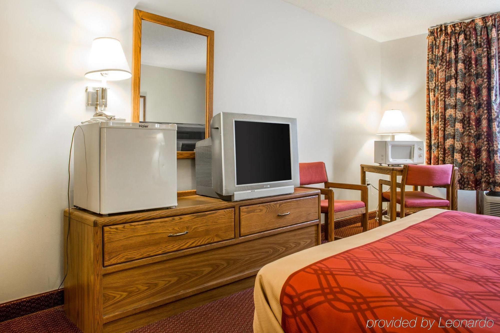 Travelodge By Wyndham Merrill Kültér fotó