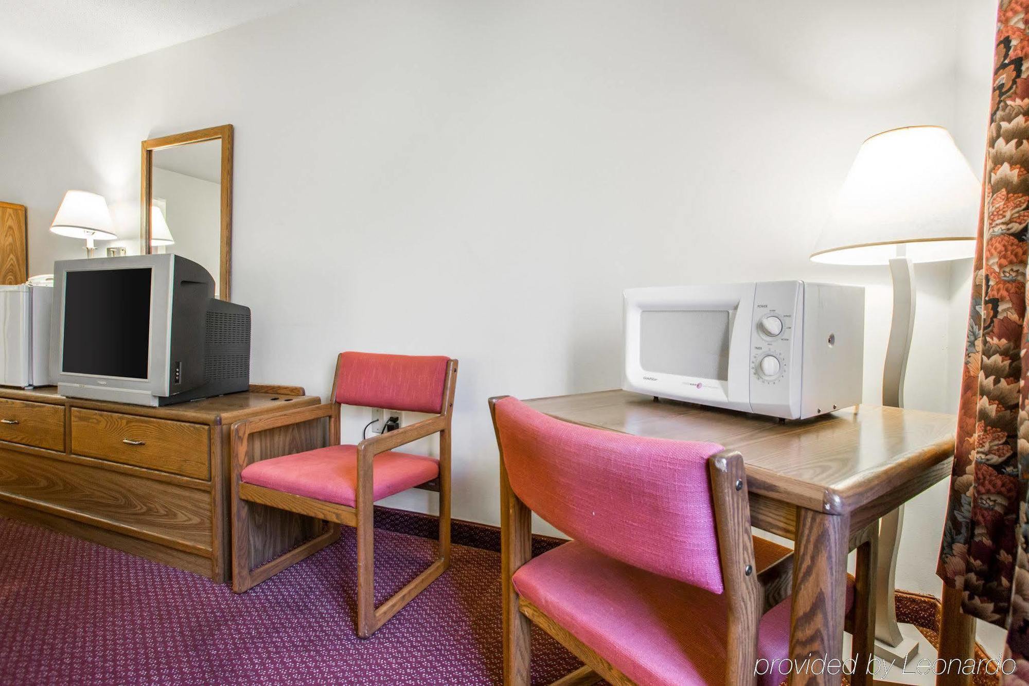 Travelodge By Wyndham Merrill Kültér fotó