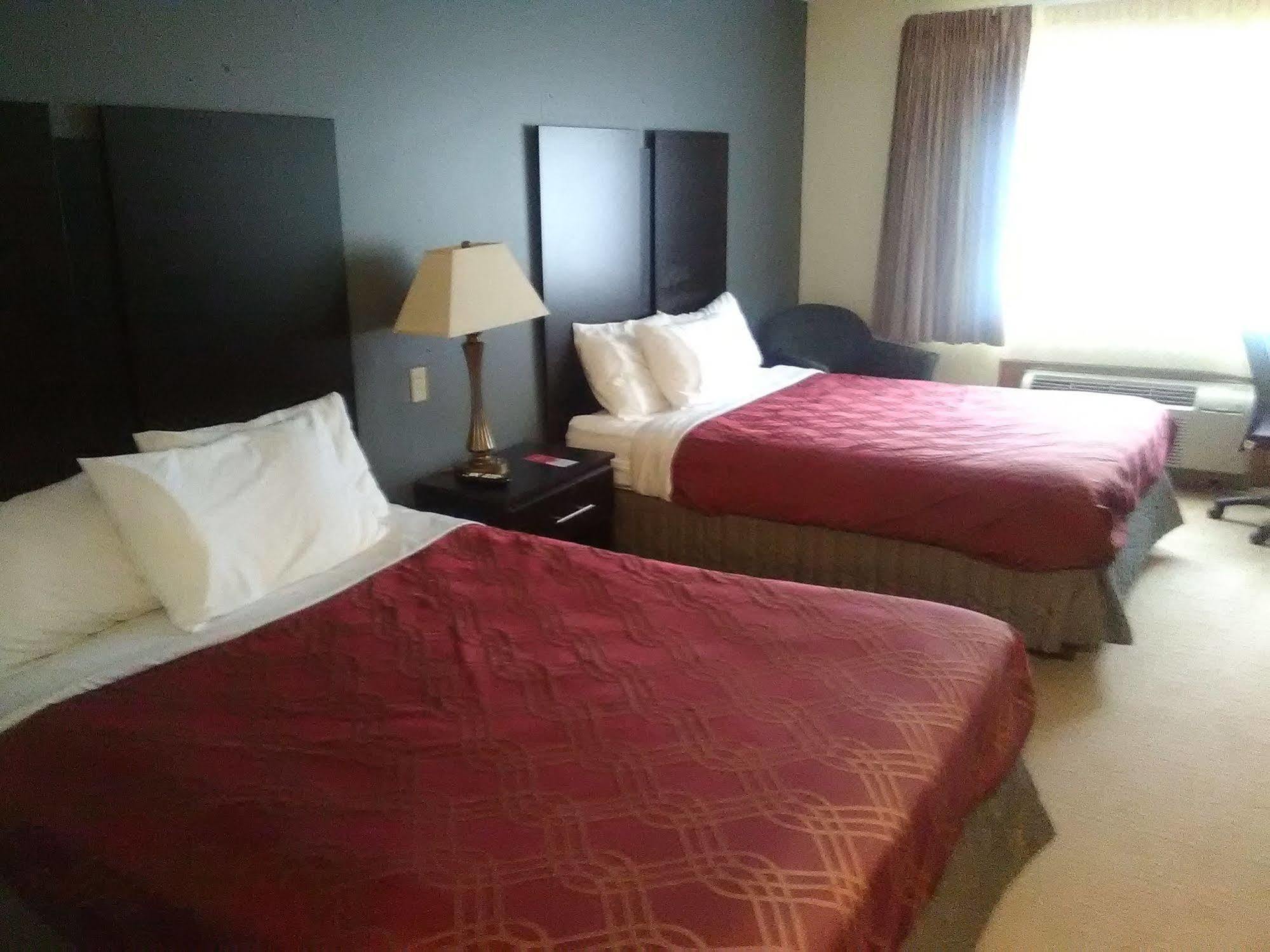 Travelodge By Wyndham Merrill Kültér fotó