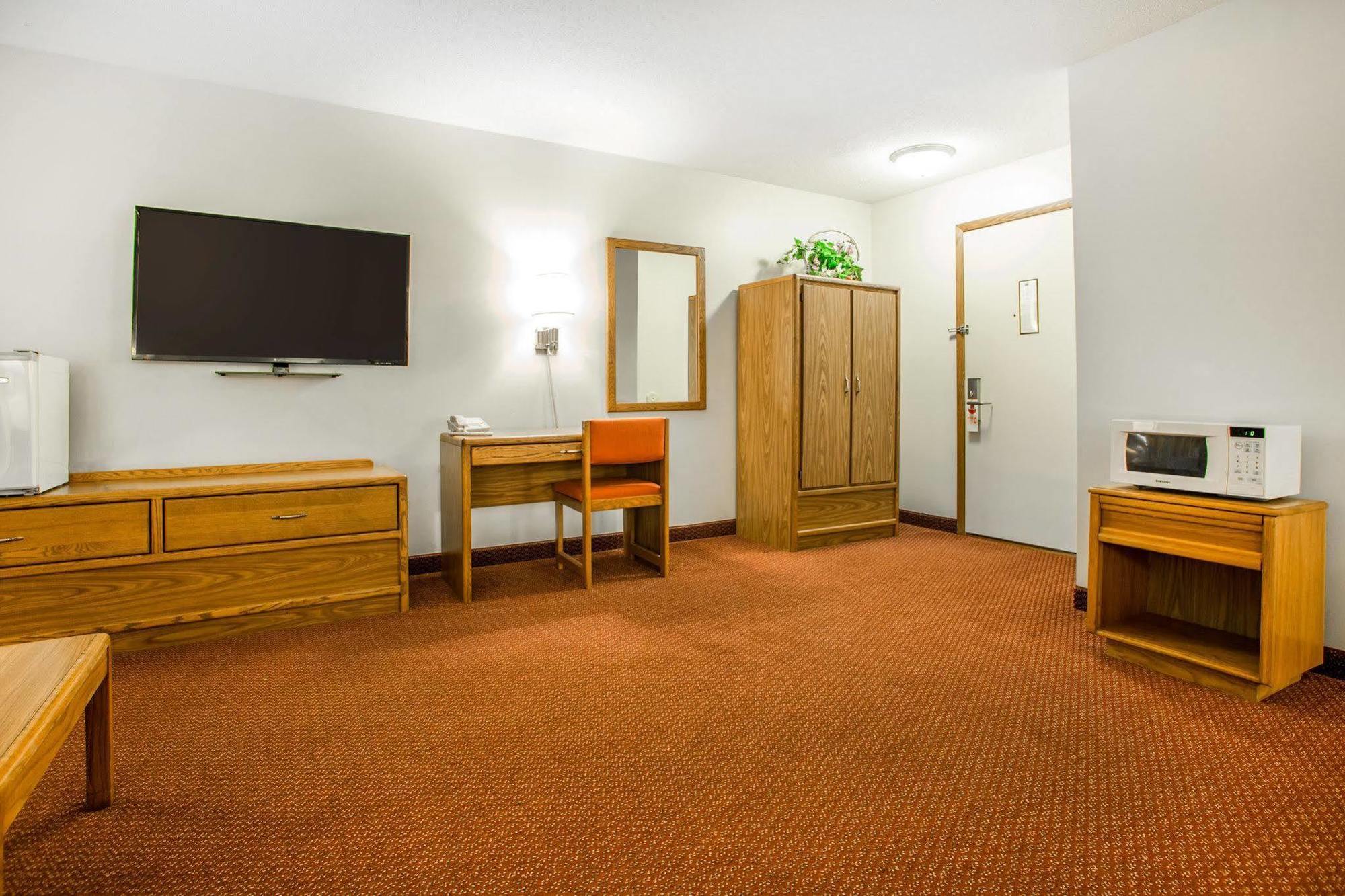 Travelodge By Wyndham Merrill Kültér fotó