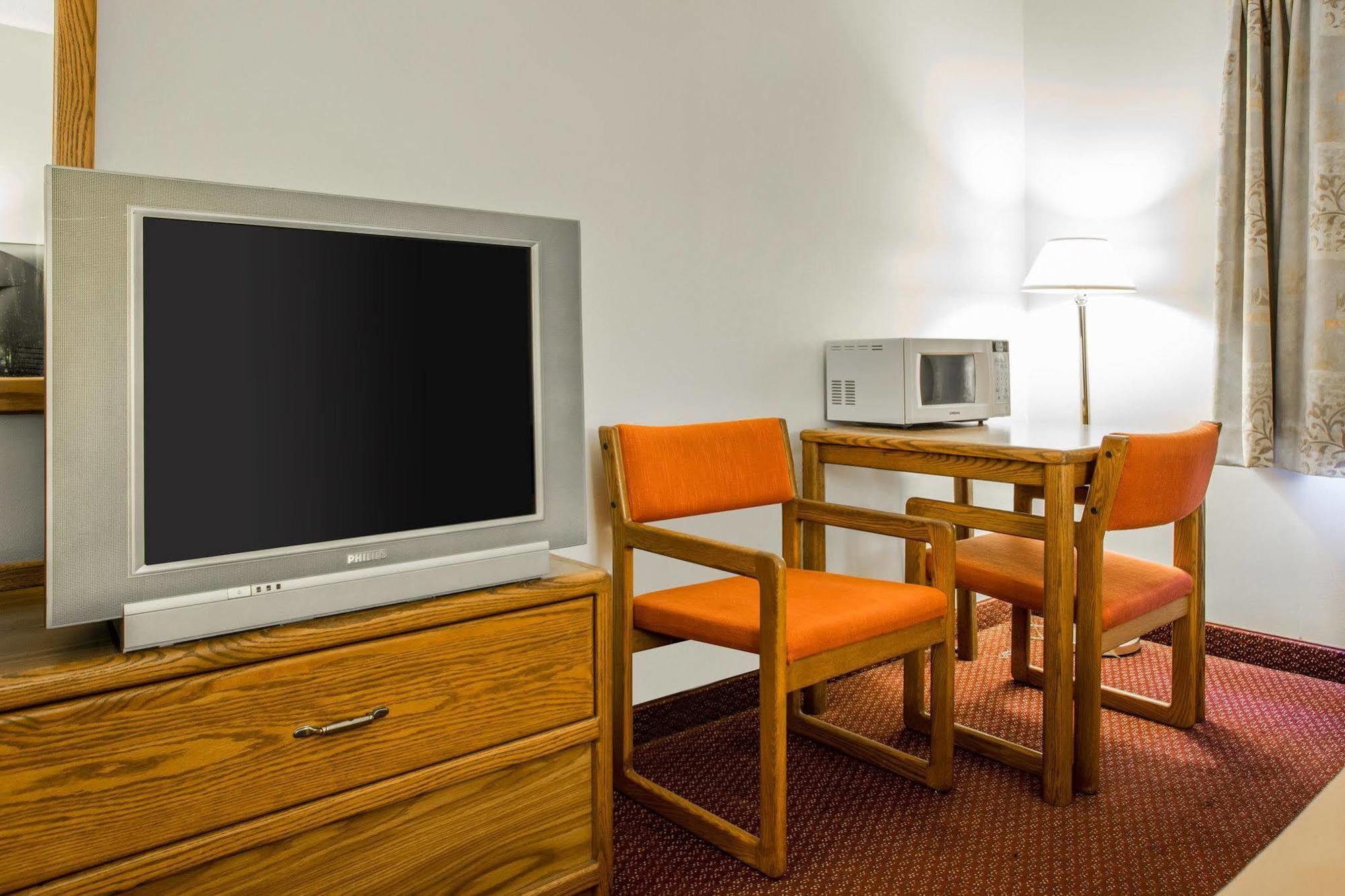 Travelodge By Wyndham Merrill Kültér fotó