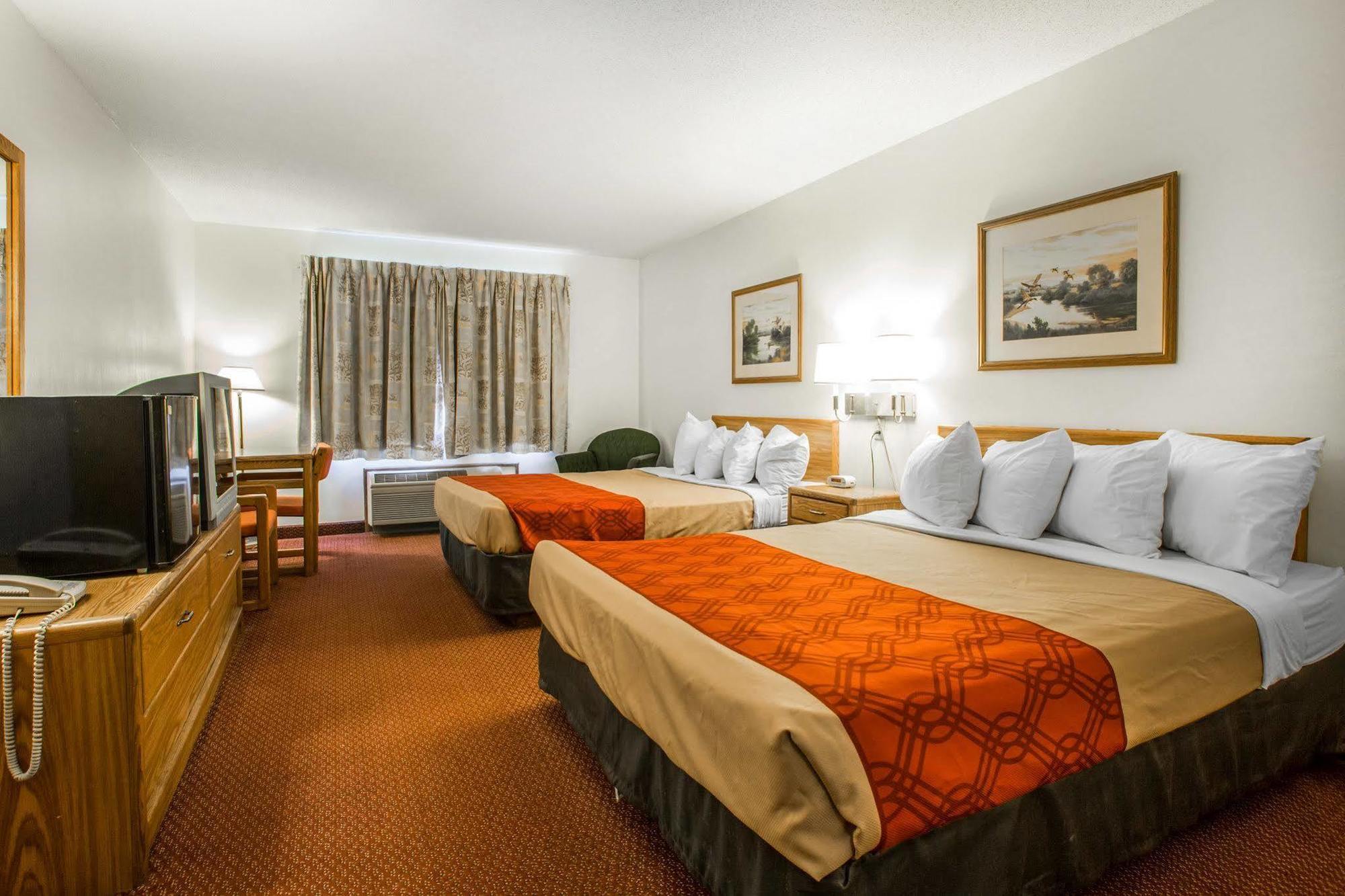 Travelodge By Wyndham Merrill Kültér fotó