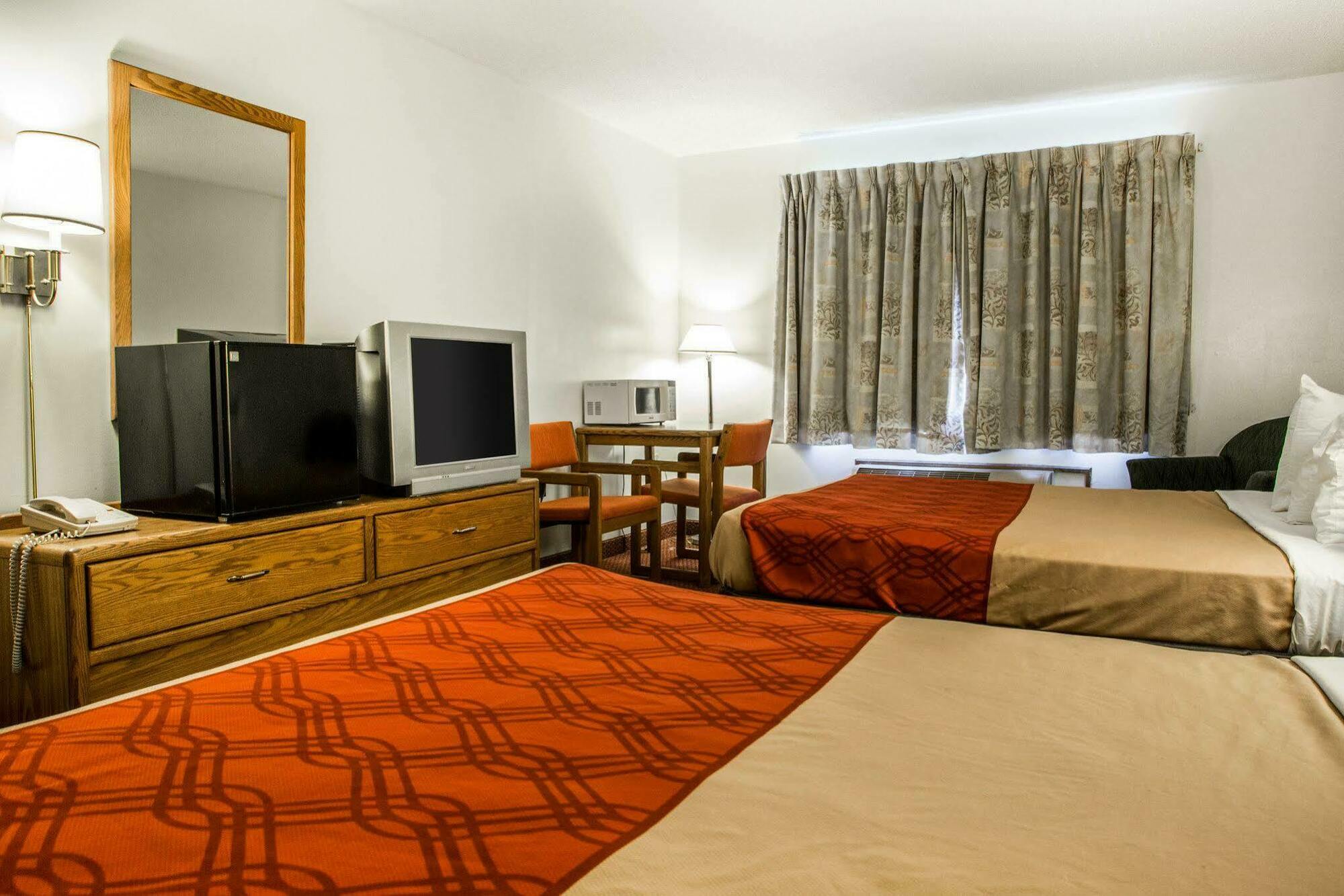 Travelodge By Wyndham Merrill Kültér fotó