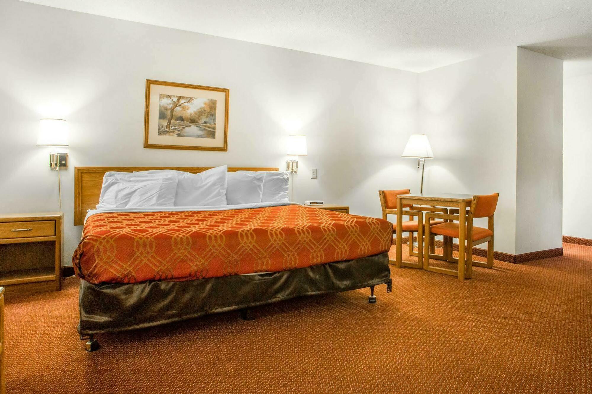 Travelodge By Wyndham Merrill Kültér fotó